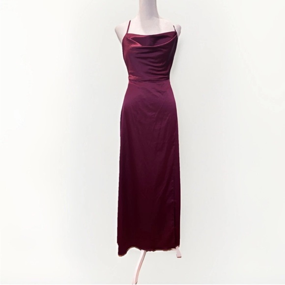 Elegant Burgundy Maxi Dress - Picture 3 of 8